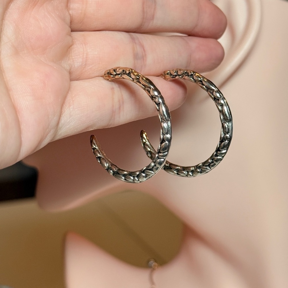 Elegant Gold Hoop Earrings - Picture 7 of 8